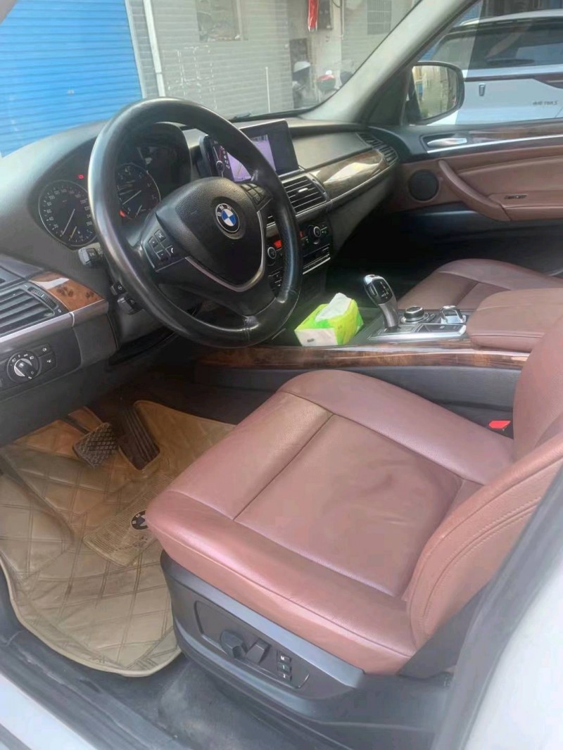 济南12年宝马X54