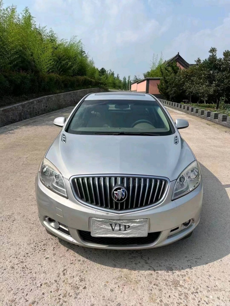 青岛11年别克英朗1