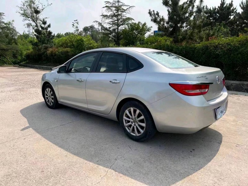 青岛11年别克英朗7