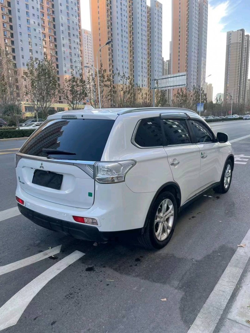 邯郸15年三菱欧蓝德5