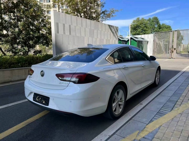 苏州18年别克君威8