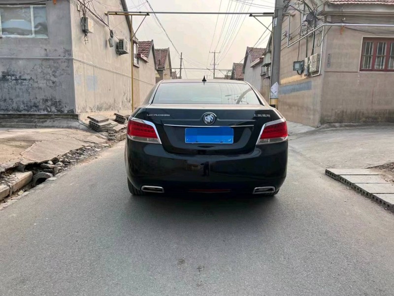 枣庄10年别克君越3