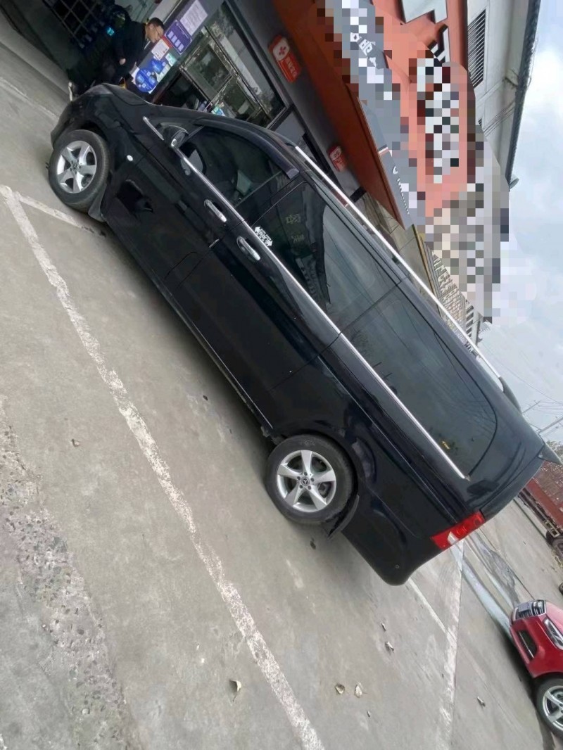 济南19年奔驰威霆8