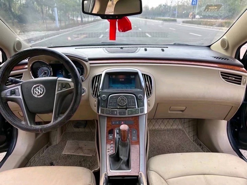 枣庄12年别克君越5