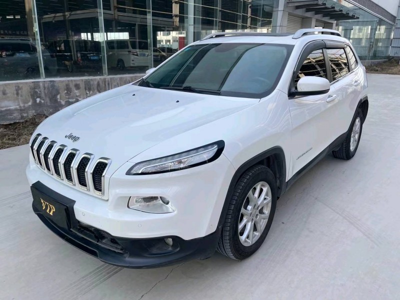 济宁17年Jeep自由光8