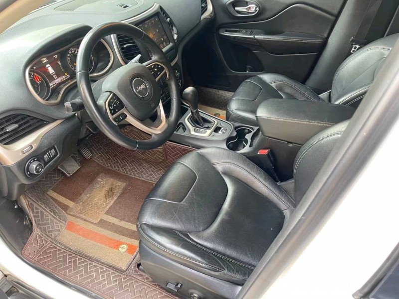 济宁17年Jeep自由光4