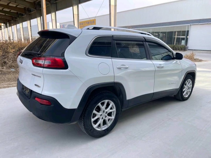 济宁17年Jeep自由光2