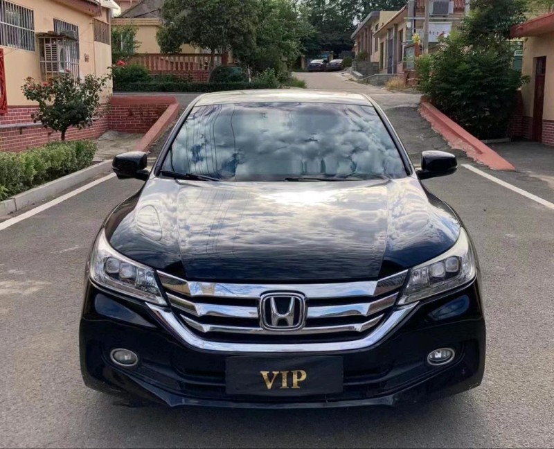 青岛15年本田雅阁1