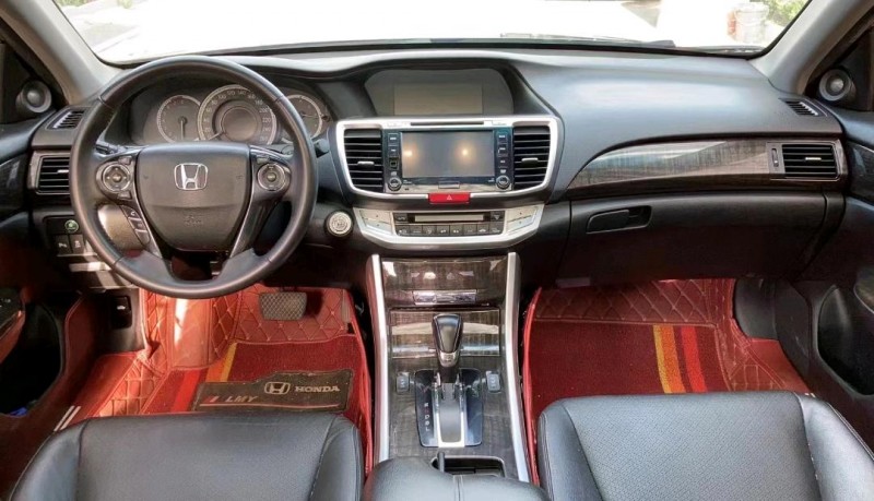 青岛15年本田雅阁4