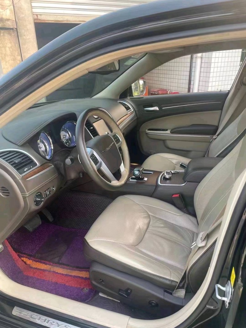 成都16年克莱斯勒300C5