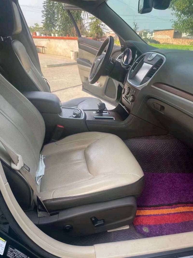 成都16年克莱斯勒300C6