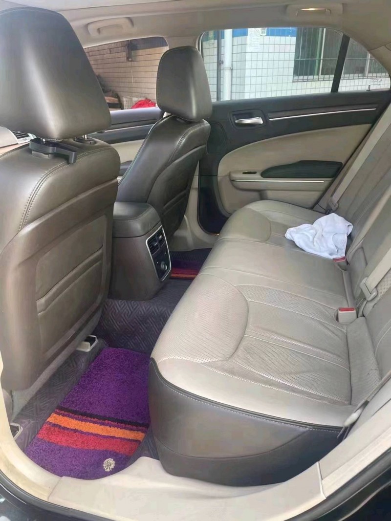 成都16年克莱斯勒300C8