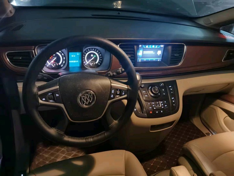 重庆17年别克GL82