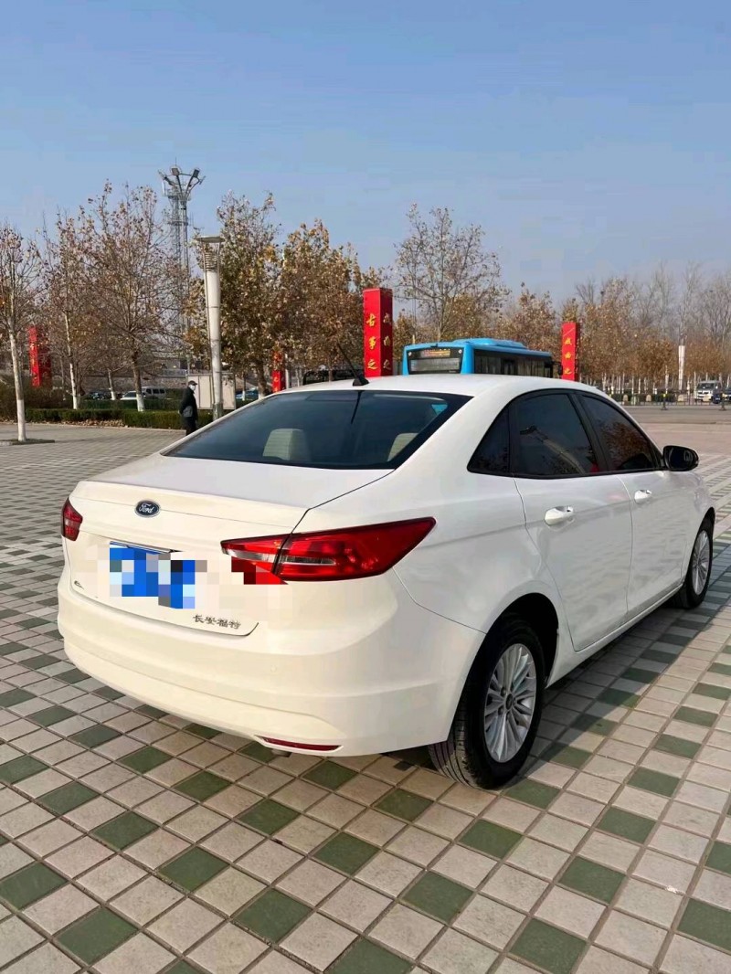 北京17年福特福睿斯8