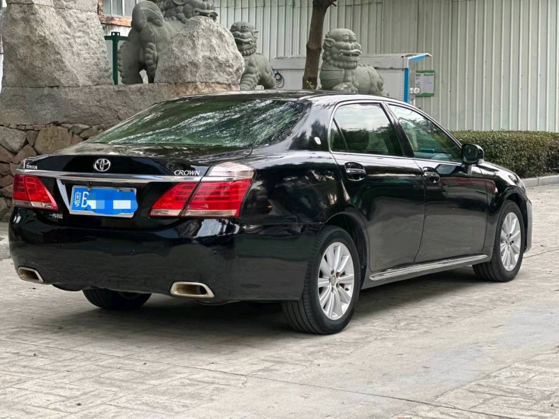 广州13年丰田皇冠8
