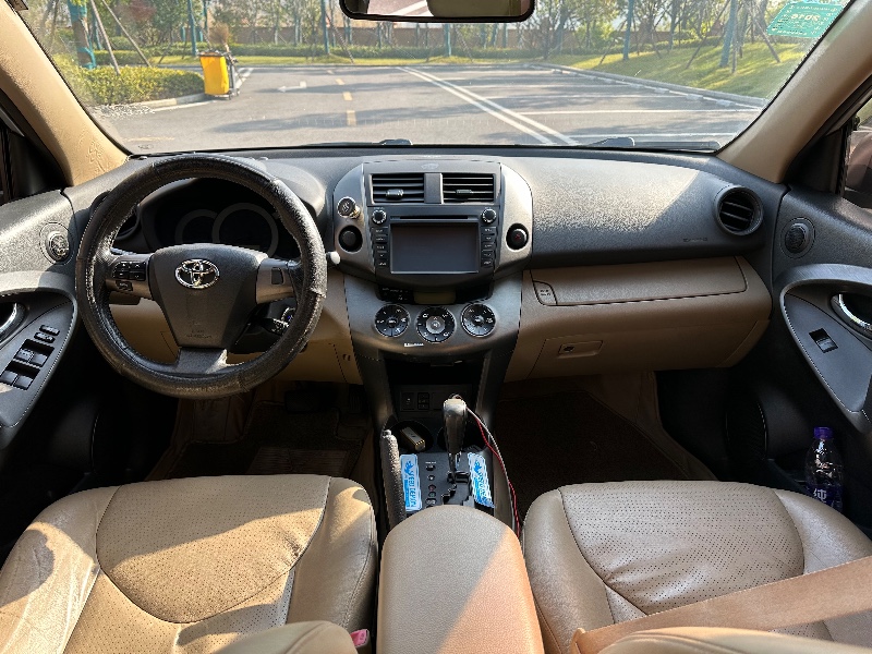 岳陽12年豐田RAV4榮放1