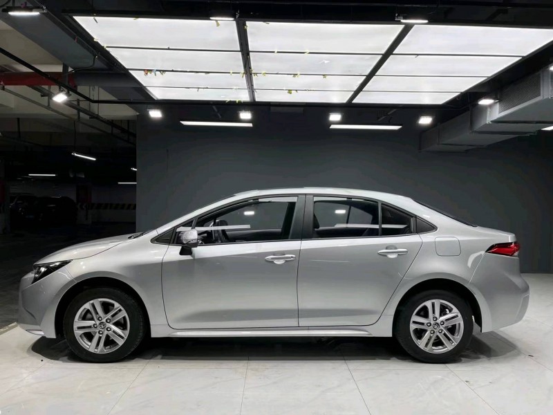 成都22年丰田雷凌5