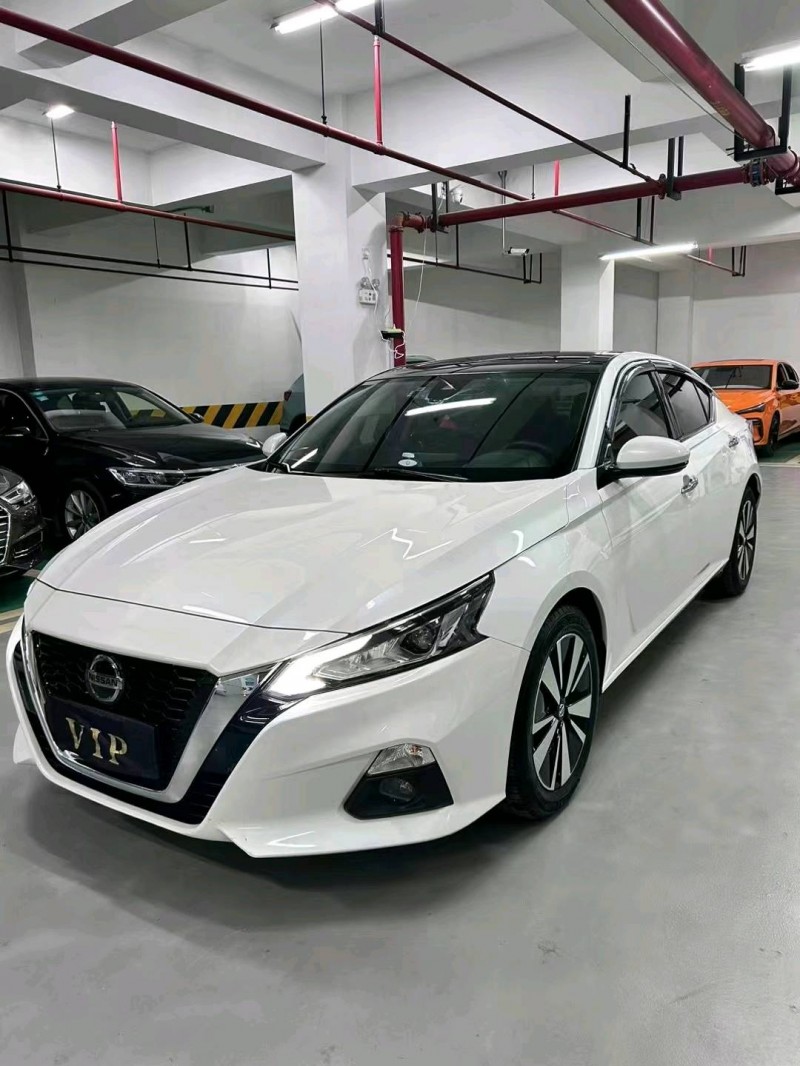 成都20年日产天籁2