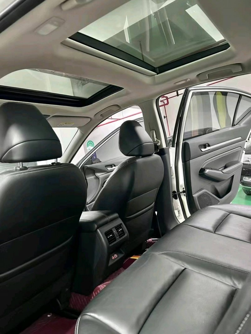 成都20年日产天籁5