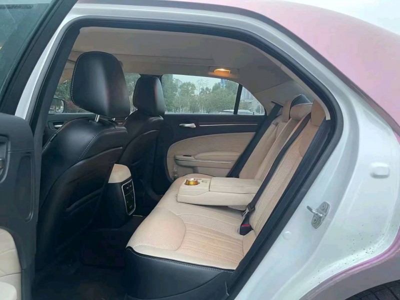 重庆16年克莱斯勒300C6