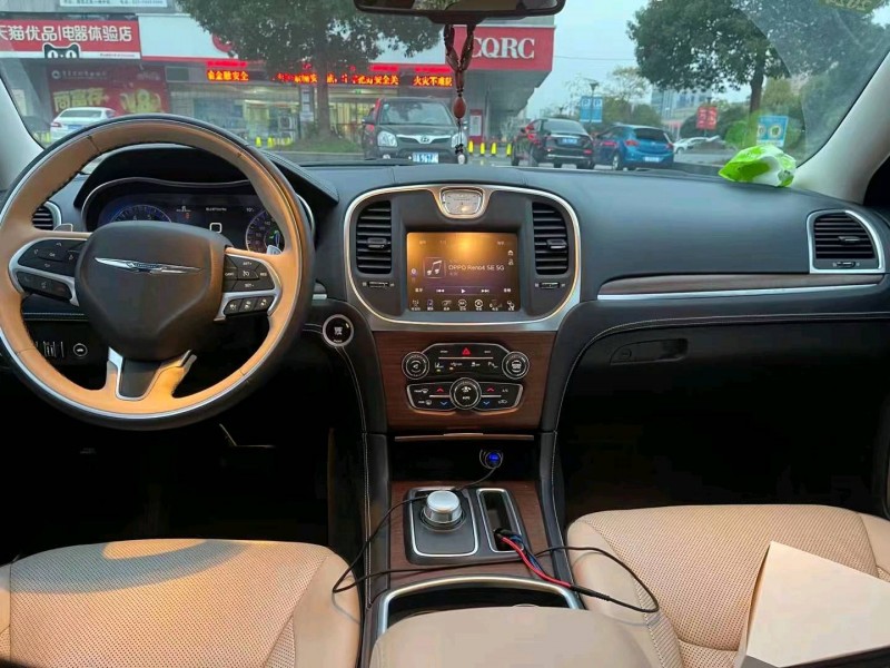 重庆16年克莱斯勒300C8