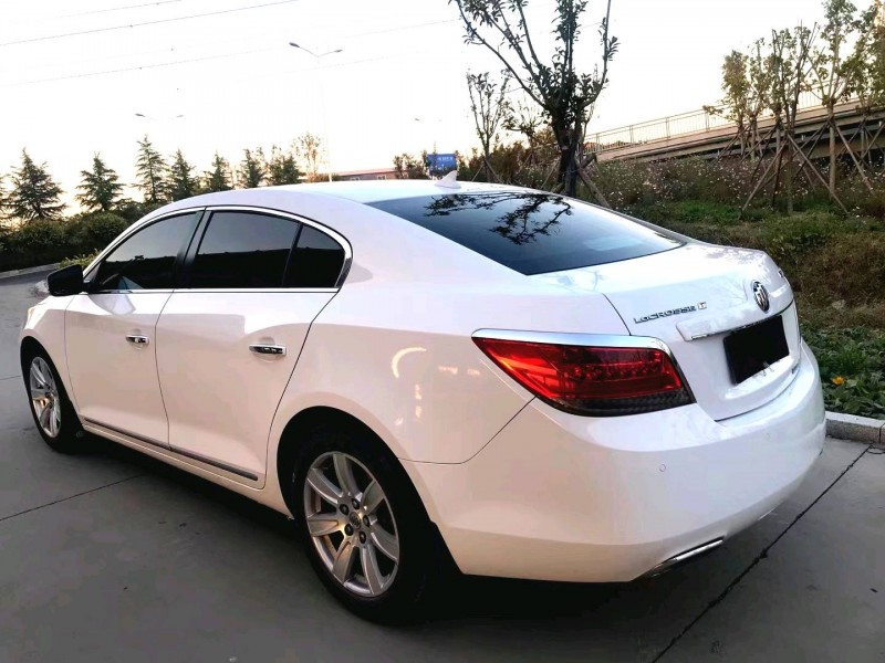 青岛12年别克君越4