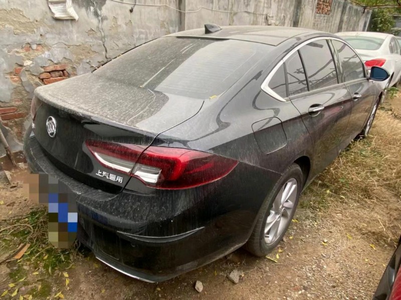 济宁21年别克君威5