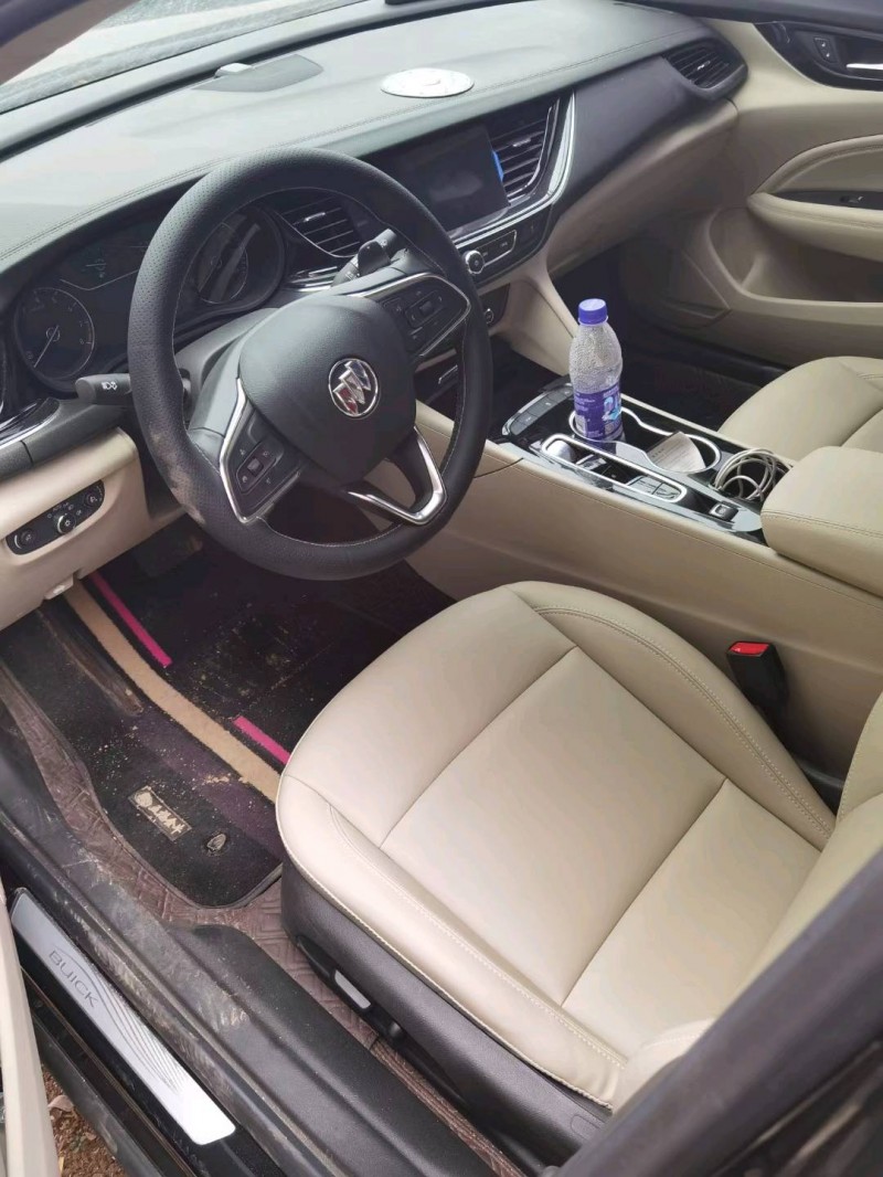 济宁21年别克君威6