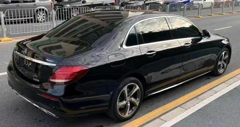 广州17年奔驰E8
