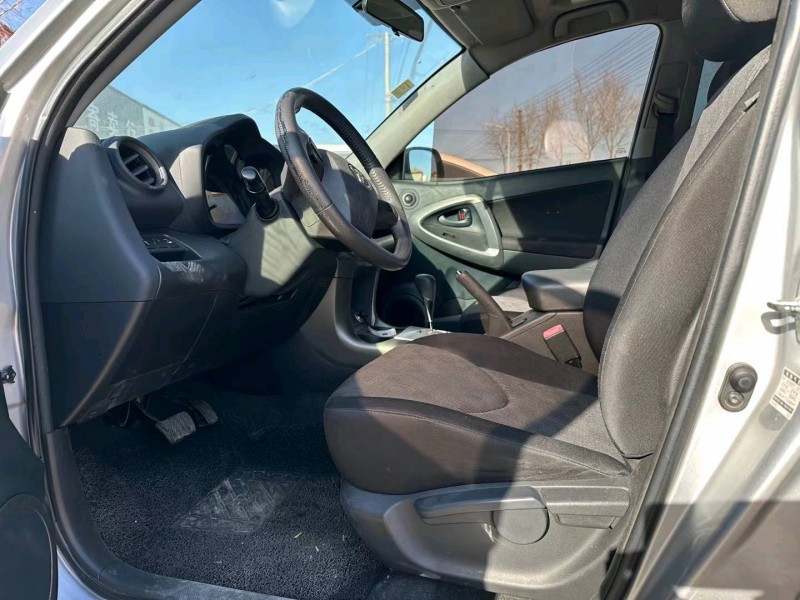 济南13年丰田RAV42