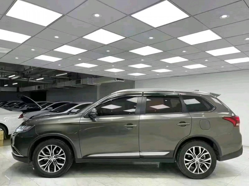 成都17年三菱欧蓝德3