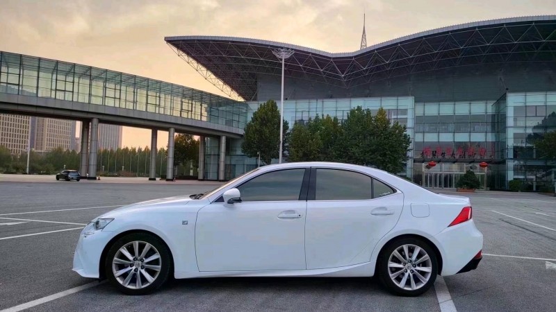 邯郸14年雷克萨斯IS5