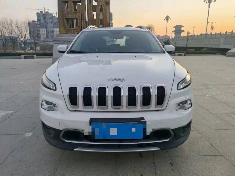 枣庄18年Jeep自由光1