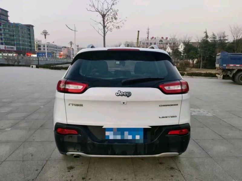 枣庄18年Jeep自由光2