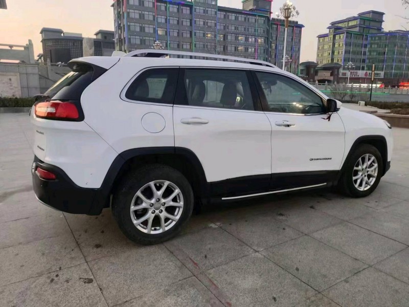 枣庄18年Jeep自由光4