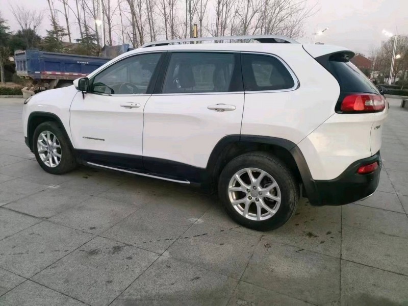 枣庄18年Jeep自由光5