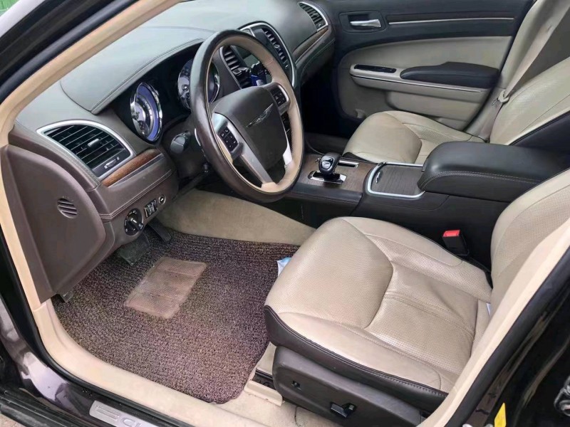 济宁13年克莱斯勒300C5