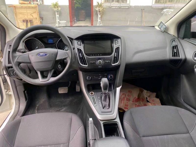 济宁16年福特福克斯5