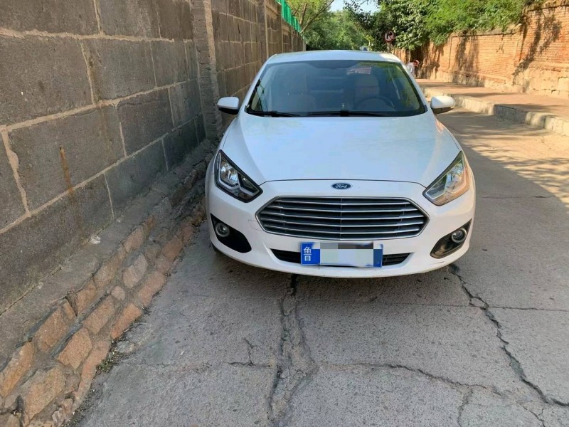 青岛16年福特福睿斯1