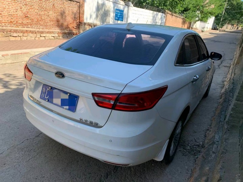 青岛16年福特福睿斯5