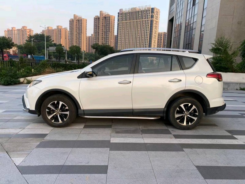 东莞17年丰田RAV43