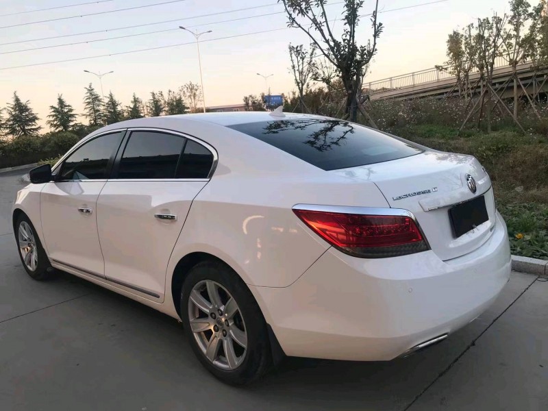 青岛12年别克君越5