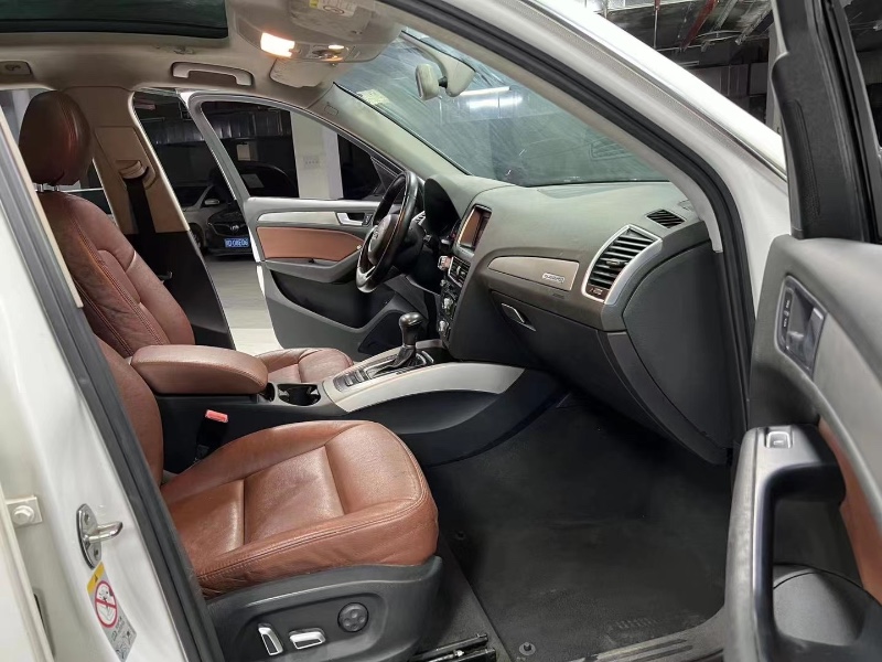 成都15年奥迪Q58