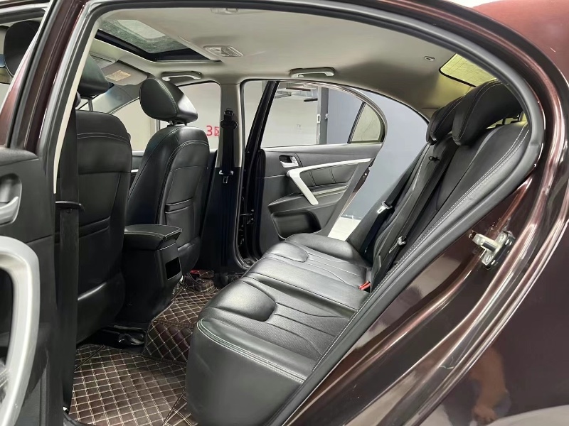 成都16年吉利帝豪7