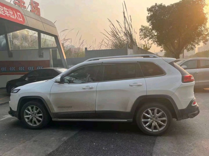 重庆15年Jeep自由光2