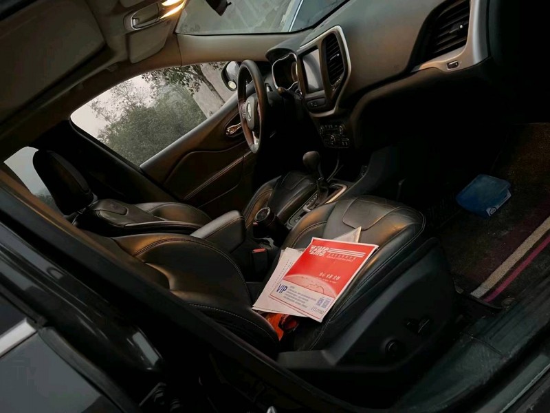 重庆17年Jeep自由光5