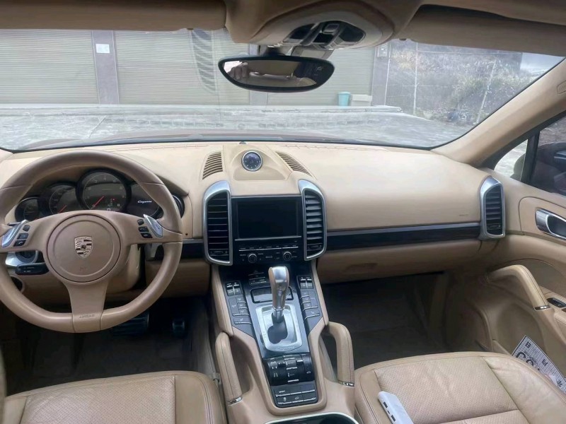 济南12年保时捷卡宴7