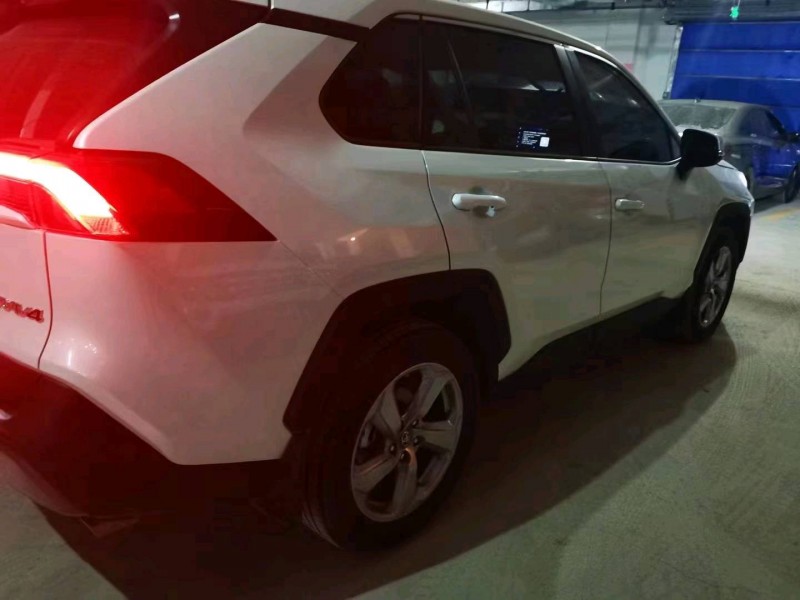 重庆22年丰田RAV4荣放4