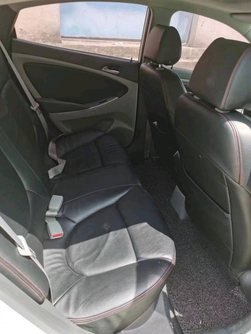 宜昌16年现代瑞纳3