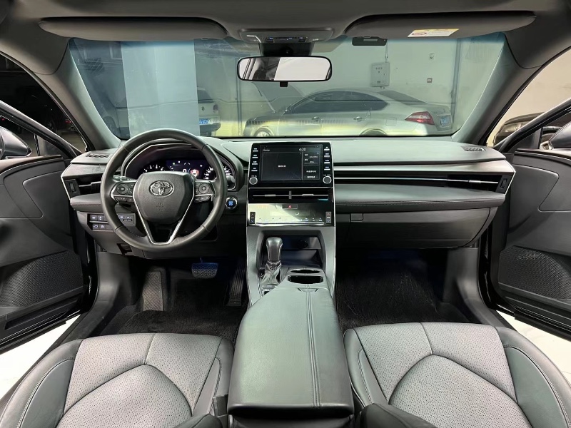 成都21年丰田亚洲龙8